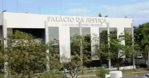 Fachada do prédio do Tribunal de Justiça do Mato Grosso com árvores em frente / TJMT