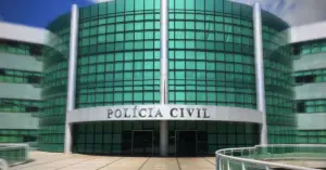 Prédio da Polícia Civil Distrito Federal com fachada de vidro verde e estrutura metálica / PCDF Administrativo