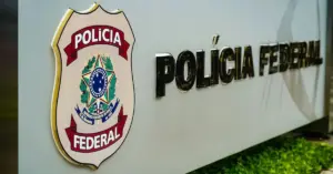 Emblema da Polícia Federal do Brasil em destaque, com a inscrição "Polícia Federal" / PF Administrativo