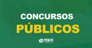 Estudante concentrado marcando respostas em um teste com caneta e texto sobre a imagem escrito Concursos Públicos