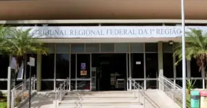 Fachada do edifício Tribunal Regional do Trabalho da 1ª Região com a placa acima da entrada principal / Concurso TRF1