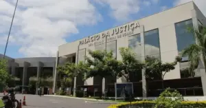 Fachada do prédio do Tribunal de Justiça do Mato Grosso com árvores em frente / TJMT