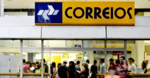 fachada de uma das agências dos correios com diversas pessoas dentro