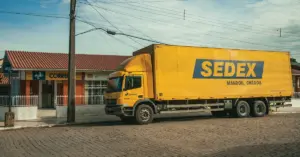 Caminhão amarelo do SEDEX dos Correios.