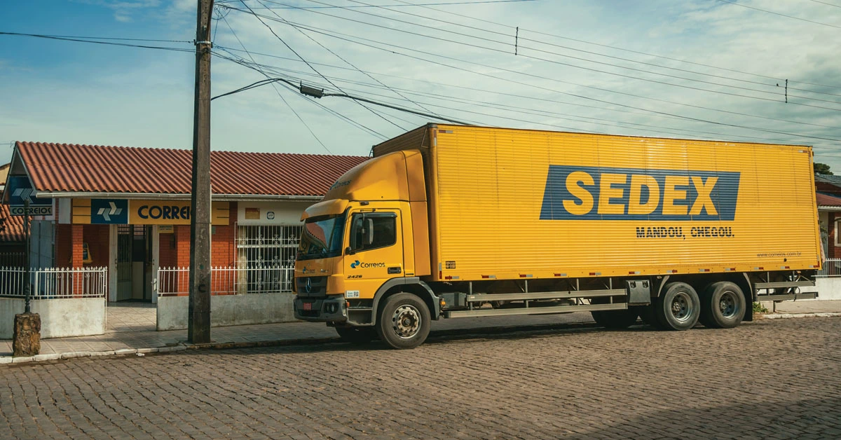 Caminhão amarelo do SEDEX dos Correios.