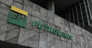 Fachada da Petrobras com a logo do órgão na parede.