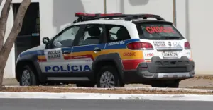 visão lateral do carro da polícia militar do estado de minas gerais