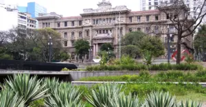 Palacete Conde de Sarzedas, sede do TJ SP, um grande edifício em meio a paisagem urbana.