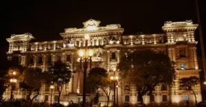 Vista do Palacete Conde Sarzedas, um edifício amplo com diversas janelas, no município de São Paulo,.