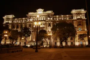 Palacete Conde de Sarzedas, sede do TJ SP, um grande edifício em meio a paisagem urbana.