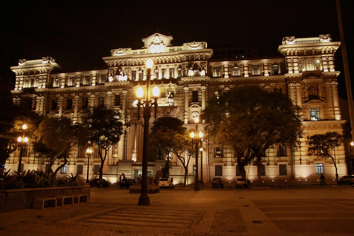 Palacete Conde de Sarzedas, sede do TJ SP, um grande edifício em meio a paisagem urbana.