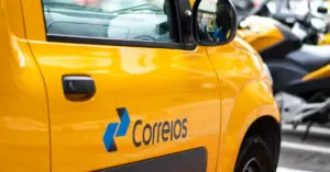 Visão lateral da caminhão dos correios / Concurso Correios