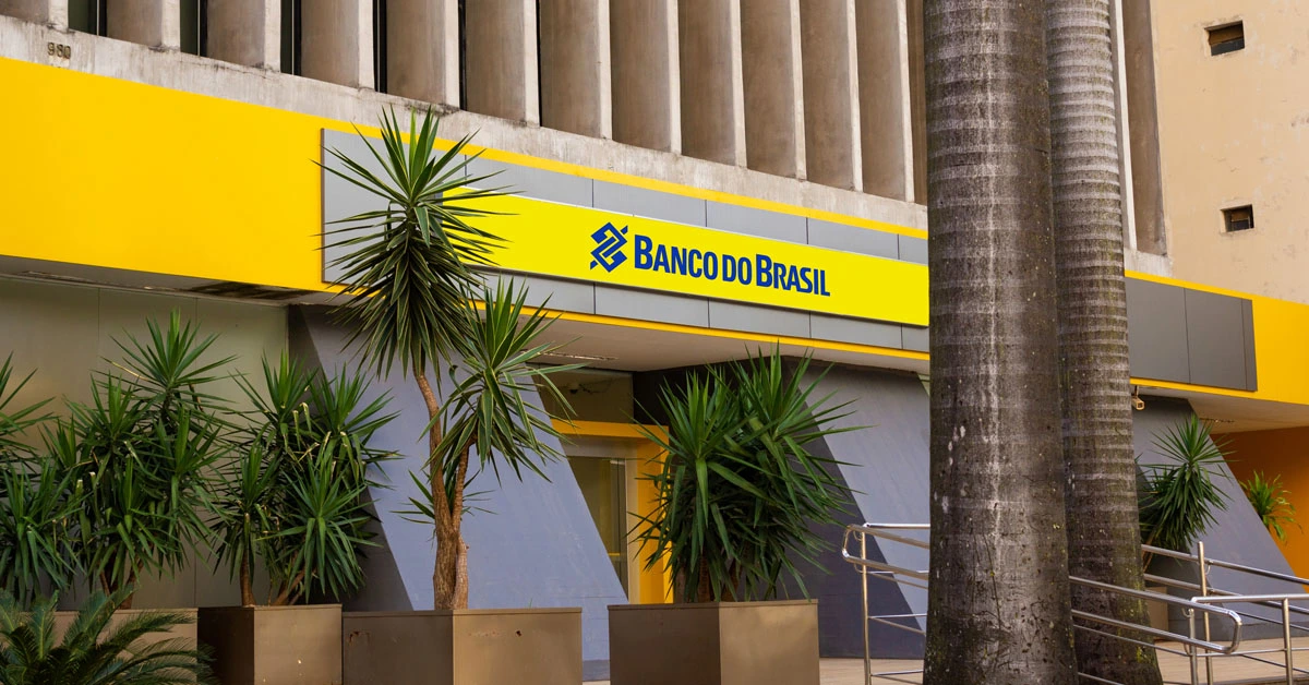 Fachada de uma das agências do Banco do Brasil com plantas em frente