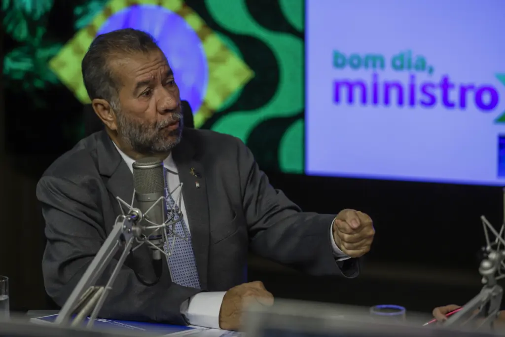 Ministro Carlos Lupi em entrevista no programa "Bom dia, ministro".