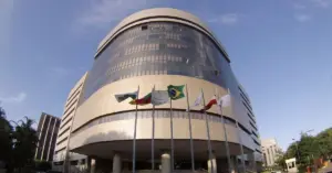 Fachada do prédio do Tribunal Regional Federal da 4ª Região com bandeiras hasteadas em frente / TRF4