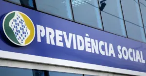 Fachada da Previdência Social, parede espelhada e nome e logotipo do órgão em cima / Concurso INSS