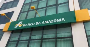 Letreiro na fachada do prédio do Banco da Amazônia (BASA) / Texto sobre a imagem Concurso Basa