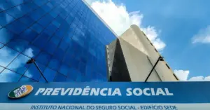 Fachada do prédio da Previdência Social com gramado em frente / Concurso INSS