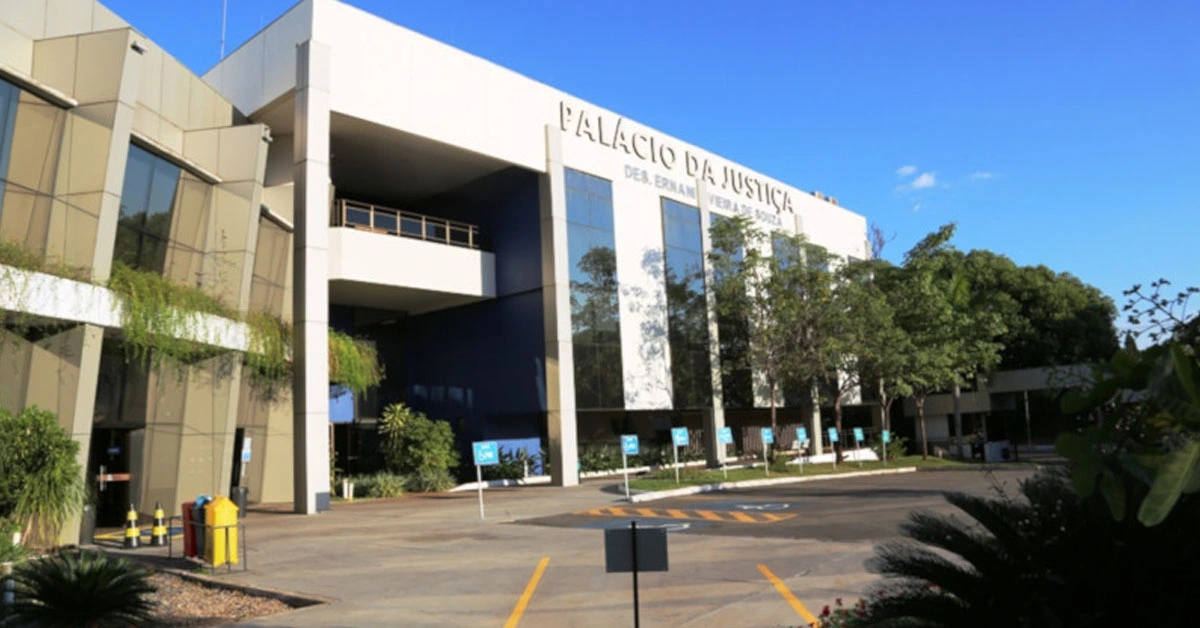 Fachada do prédio do Tribunal de Justiça do Mato Grosso com árvores em frente / TJMT