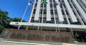 Bandeiras em mastros em frente a um prédio do Tribunal Regional do Trabalho da 6ª Região / Concurso TRT PE