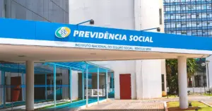 Fachada da Previdência Social, parede espelhada e nome e logotipo do órgão em cima / Concurso INSS