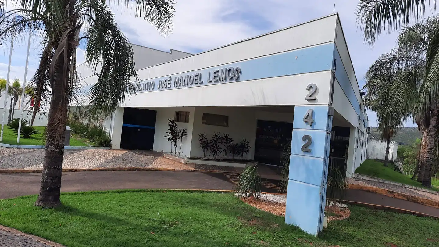 Entrada do edifício da sede da Câmara de São José da Barra, com paredes nas cores azul e branco.