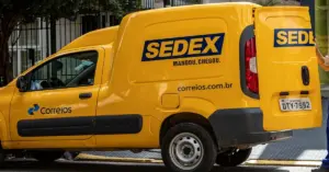 visão lateral da caminhão dos correios escrito sedex mandou chegou e carteiro ao lado