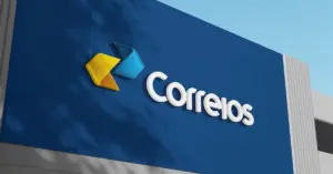 fachada com letreiro dos correios em prédio azul