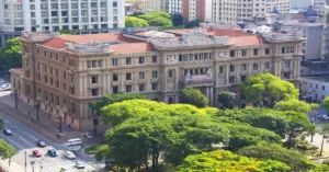 imagem da vista aérea do prédio do tj sp em são paulo com árvores ao seu redor - Concurso TJ SP