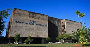 Fachada da Agência Nacional de Mineração com gramado em frente / Concurso ANM