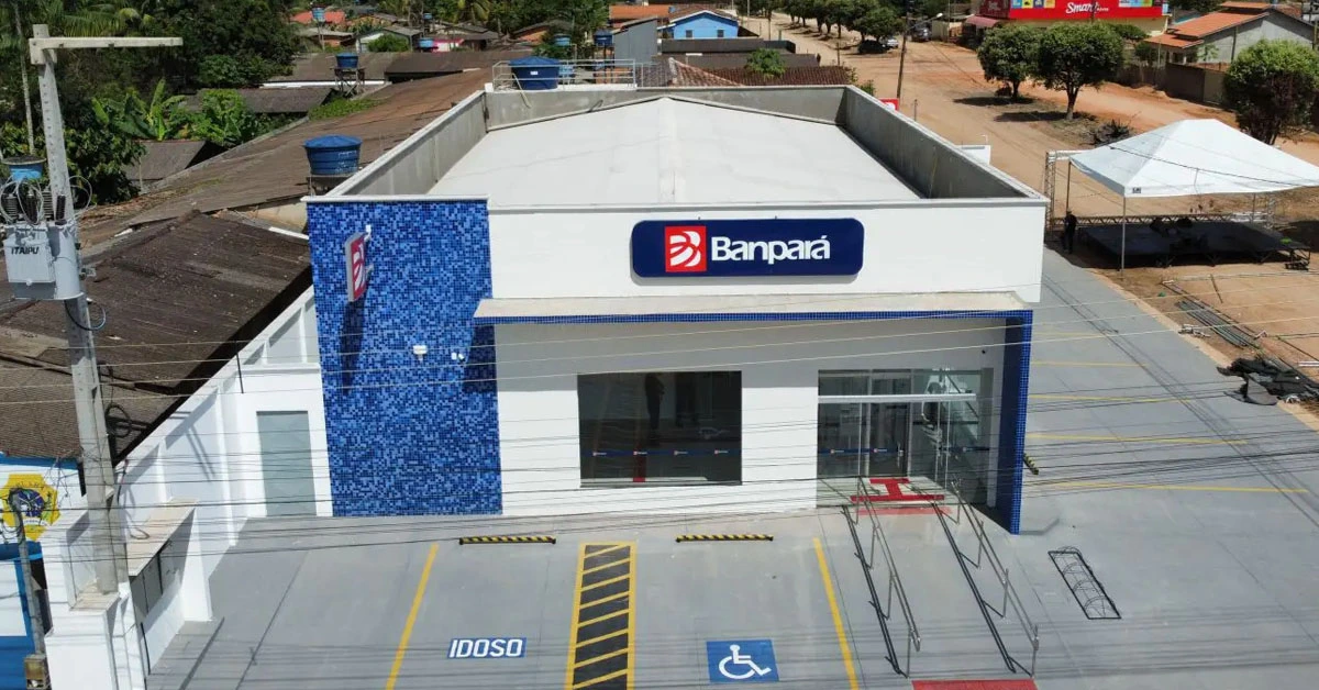 Fachada do prédio do banco do pará com logo Banpará acima da porta / Concurso Banpará