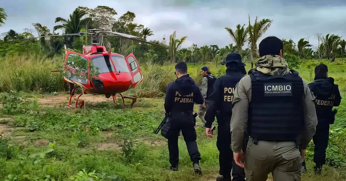 Agentes da Polícia Federal e do ICMBio caminharam em direção a um helicóptero vermelho estacionado / Concurso ICMBio