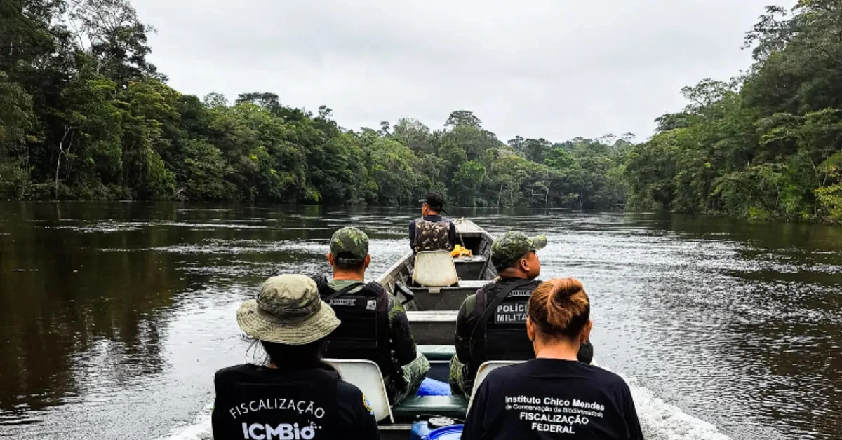 Um grupo de pessoas em um barco no rio / Concurso ICMBio