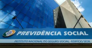 Fachada do prédio da Previdência Social com gramado em frente / Concurso INSS