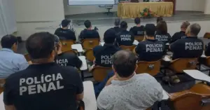 Grupo de políciais penais sentadas em cadeiras / Concurso Polícia Penal PB