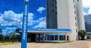 Prédio do Instituto Nacional do Seguro Social com fachada de vidro / Concurso INSS