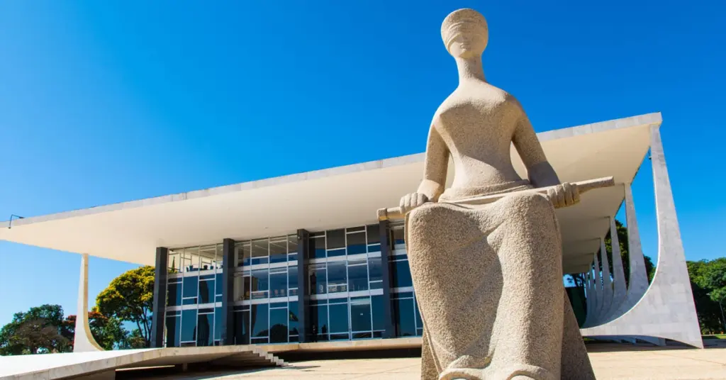 Fachada do Supremo Tribunal Federal em Brasília, com a escultura "A Justiça" em destaque / Concursos Públicos