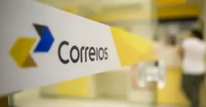 um close-up de uma facha dos Correios com a logo do órgão / Concurso Correios