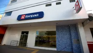 imagem da fachada do prédio do banco do pará com logo Banpará acima da porta