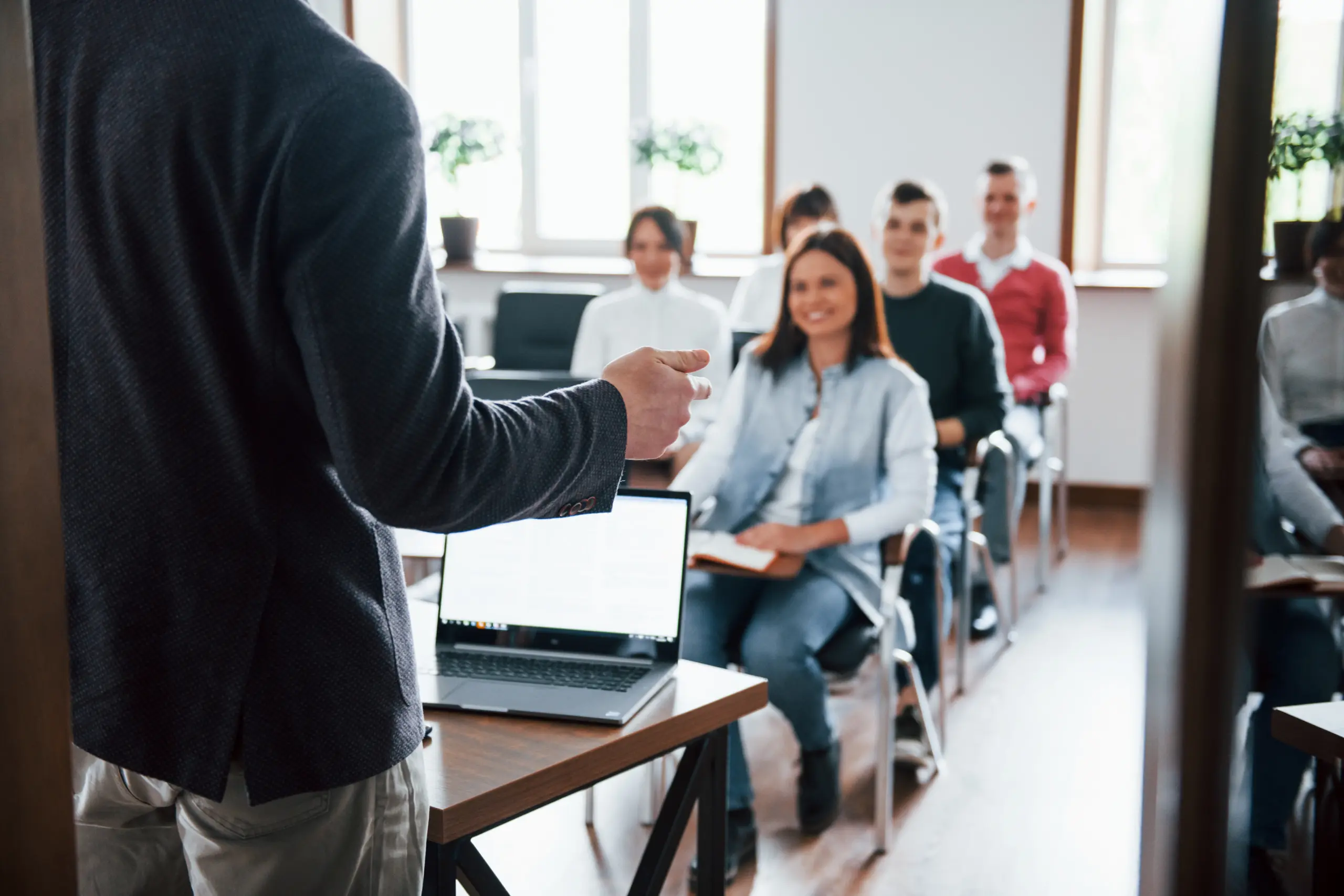 professor ministrando aula em uma sala de alunos