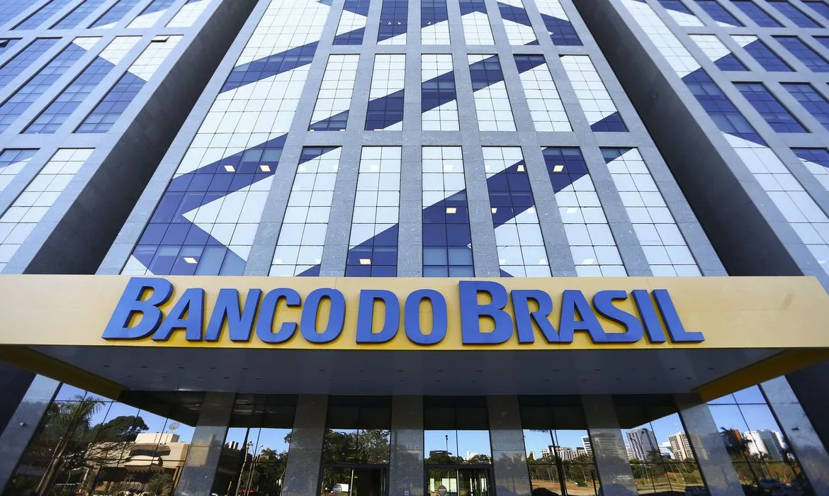 prédio fachada do banco do brasil com uma placa na frente