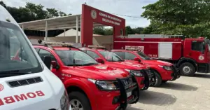 Grupo de carros vermelhos estacionados em frente ao Corpo de Bombeiros Militar da Bahia / Concurso Bombeiros BA