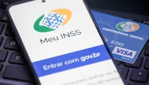 foto de um celular em que na sua tela aparece o app do governo Meu INSS