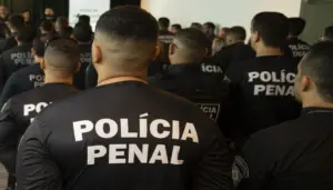 foto de um policial penal de costas utilizando camiseta preta com escrita Polícia Penal - Concurso Polícia Penal PB