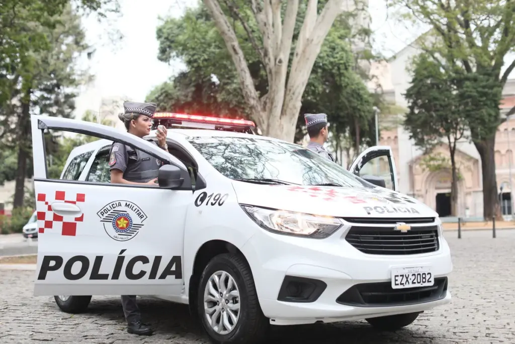 Viatura da Polícia Militar de São Paulo com soldados da instituição / Edital PM SP