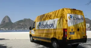 Visão lateral do carro dos correios com visão do Pão de Açucar no Rio de Janeiro ao fundo / edital Correios SESMT