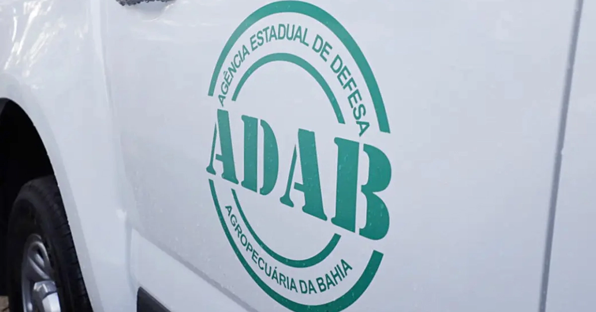 Lateral de um veícula da Adab com a logo do órgão / Concurso Adab BA