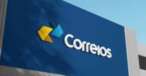 Fachada com letreiro dos correios em prédio azul / Concurso Correios