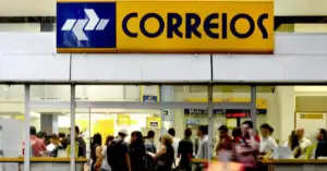 Fachada do concurso correios com diversas pessoas circulando / Concurso Correios