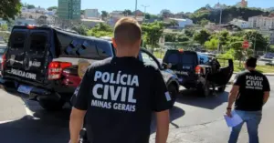 Servidores da Polícia Civil de Minas Gerais perto de viaturas da instituição / Concurso Polícia Civil MG